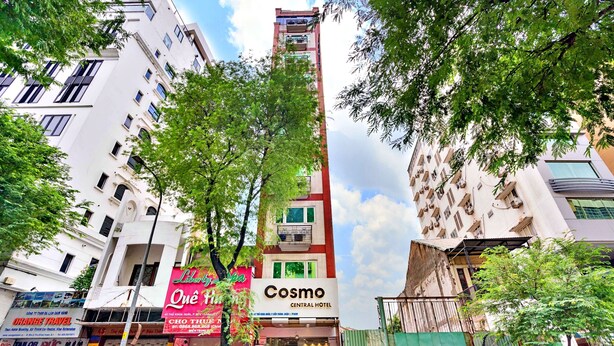 Ein mehrstöckiges Gebäude mit einem gut sichtbaren Schild für das 'Cosmo Central Hotel'.