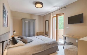 4 bedrooms, iron/ironing board, travel cot, free WiFi - Amazing home in Motovun (Motovun)