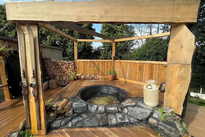 Lake view Dome Sleeps 6 -Hot tub -Fireplace