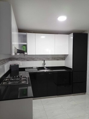 Jääkaappi, uuni, liesi, kahvin-/teenkeitin