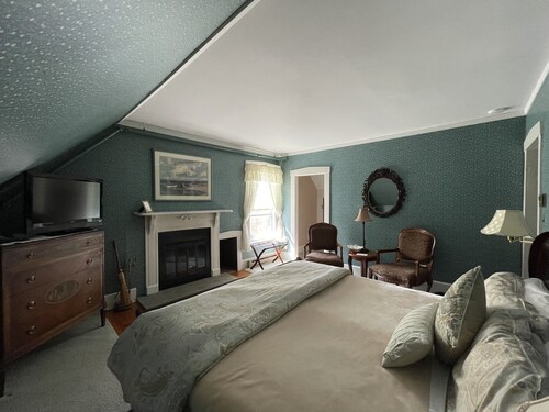 Deerfield Valley Inn - Deluxe Room with Fireplace Room 5