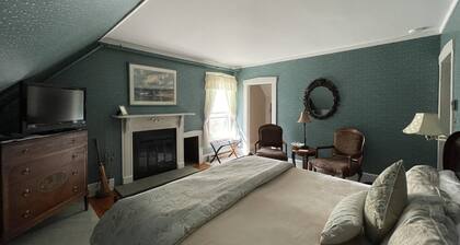 Deerfield Valley Inn - Deluxe Room with Fireplace Room 5