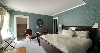 Deerfield Valley Inn - Deluxe Room with Fireplace Room 5