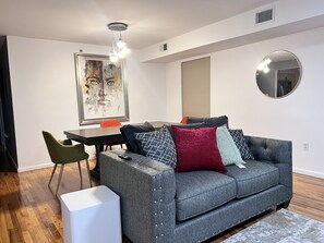 Living area - Urban Oasis 3Kings Bed 4 mins from EWR-NYC Downtown Newark (Newark)