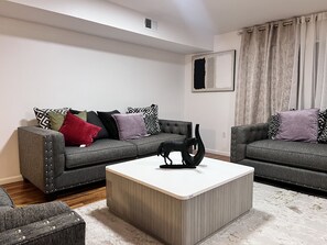 Living area - Urban Oasis 3Kings Bed 4 mins from EWR-NYC Downtown Newark (Newark)