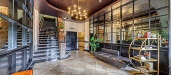 Overlooks Riverwalk/King/Downtown