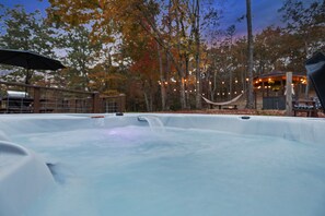 Outdoor spa tub - Romantic Casita Home • Private Hot Tub & Sauna, Fireplace • 5 min to Downtown (Blue Ridge)