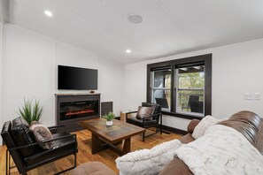 TV connectée, cheminée, livres