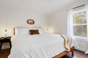 2 slaapkamers, een bureau, een strijkplank/strijkijzer, reisbedje