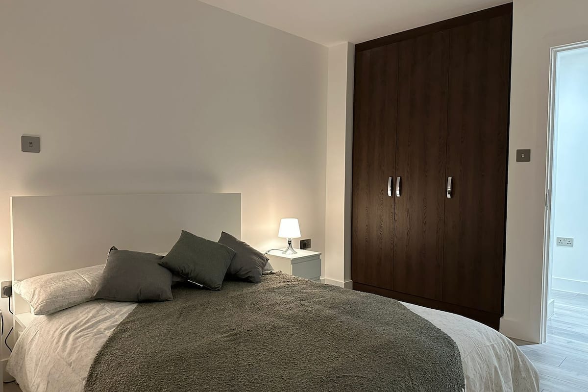 2 bedrooms, Egyptian cotton sheets, premium bedding, soundproofing