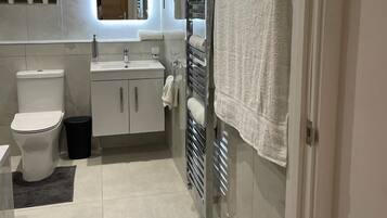 Shower, pancuran hujan, perlengkapan mandi gratis, dan pengering rambut