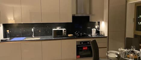 Een koelkast/vriezer, een magnetron, een oven, een kookplaat