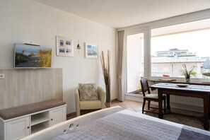 2 bedrooms, desk, WiFi