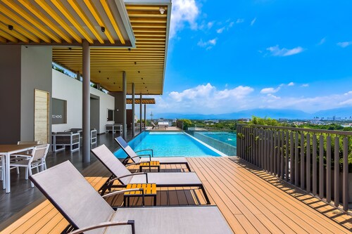 Modern condo with breathtaking views, infinity pool, and en suite bedrooms