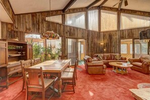 Living area - Paradise Vermont, Nature Chalet With Indoor Hot Tub
(Winhall)