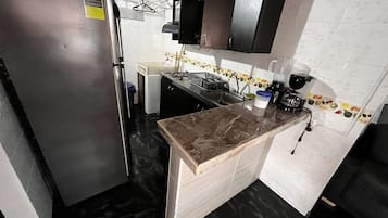 Stort kylskåp, mikrovågsugn, diskmaskin och brödrost