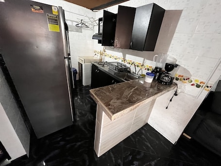 Refrigerador con freezer, microondas, lavavajillas, tostadora