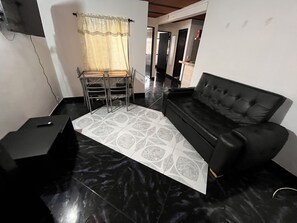 Familienapartment | Wohnbereich | 32-Zoll-Smart-TV mit Digitalempfang