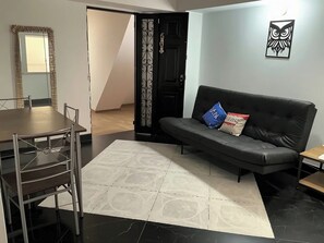 Family Apartment | Living room | 32-inch Smart TV with digital channels - Aparta Suites Torre De Prado (Medellín)