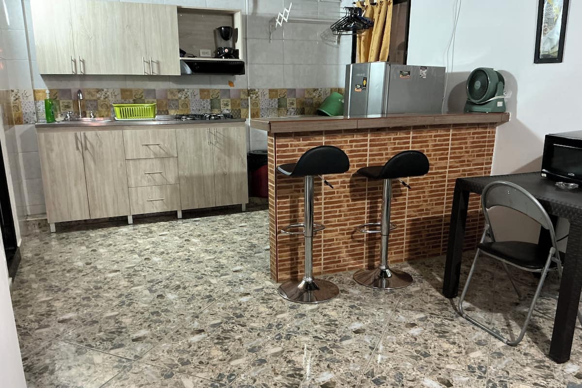 Apartemen Standar | Dapur pribadi | Lemari es besar, microwave, mesin pencuci piring, dan pemanggang roti
