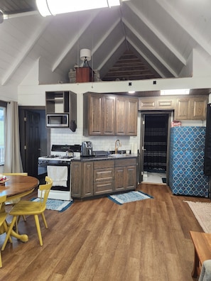 Fridge, microwave, oven, stovetop - Cozy cottage located in rural Central Ohio. (Utica)