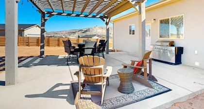 Scenic dog-friendly acreage with enclosed yard, grill, open layout, & streaming