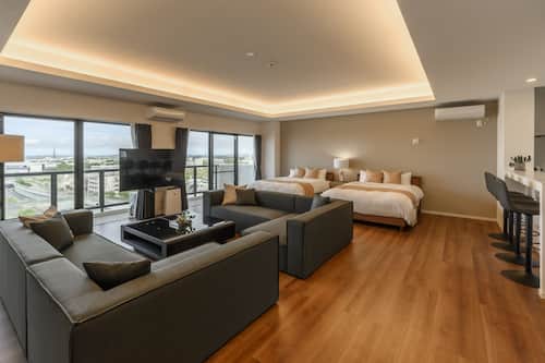 Departamento ejecutivo, 3 habitaciones, cocina, vista a la ciudad | Tabla de planchar con plancha, wifi gratis y ropa de cama