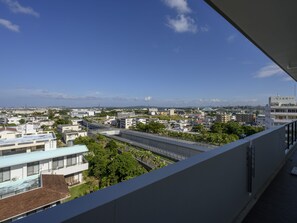 Un paisaje urbano con edificios modernos, un puente y un cielo azul despejado.