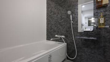 Badewanne und Dusche (separat), kostenlose Toilettenartikel