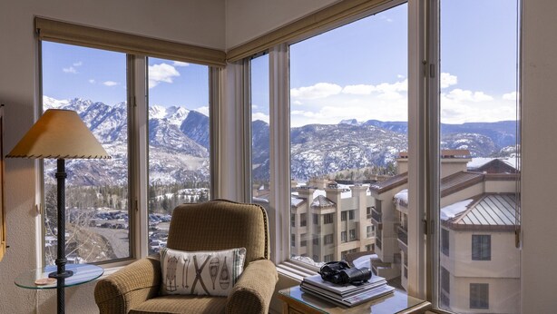 A corner room with a view of snow-covered mountains and a cityscape. - Eolus 626 - Managed by Purgatory Resort (Durango)