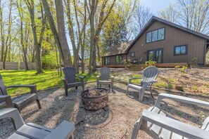 Terrace/patio - Belacasa - Hot tub and within walking distance to Douglas Beach! (Douglas)