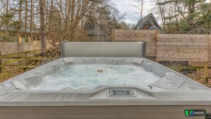 Un bain à remous doté d’un panneau de commande et du logo de la marque.