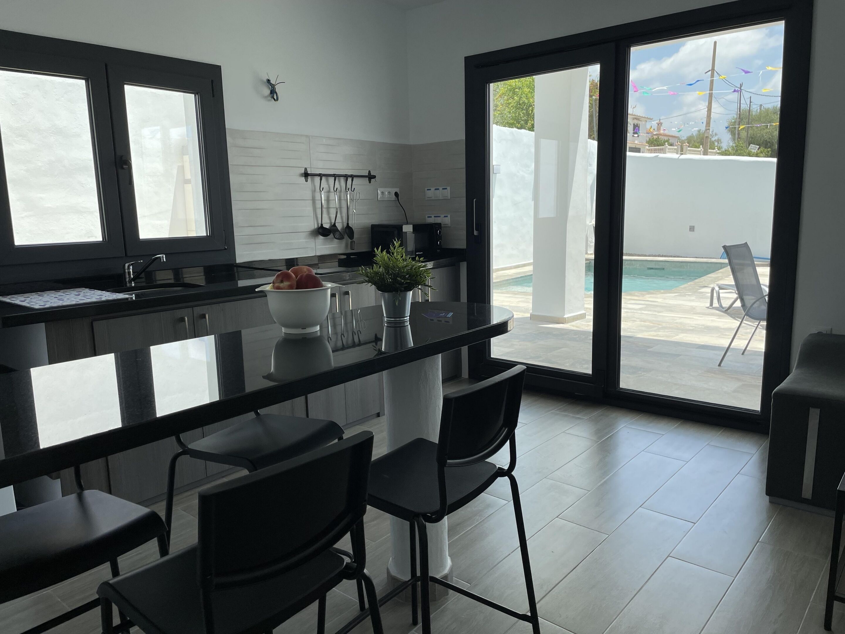 Refrigerador, microondas, cafetera y tetera y utensilios de cocina 