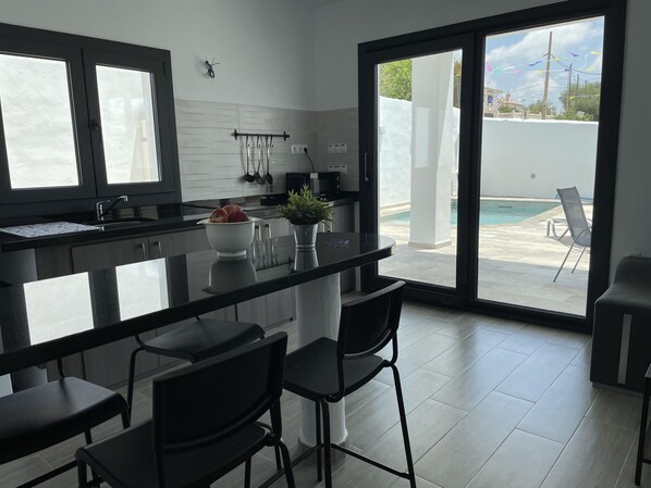 Een koelkast, een magnetron, een koffiezetapparaat/waterkoker