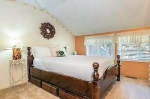 4 bedrooms, desk, WiFi, bed sheets