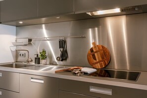 Fridge, microwave, oven, stovetop - Huswell Apartment: Prime Location with Balcony (Knokke-Heist)