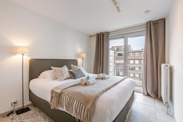 2 bedrooms, travel crib, WiFi, bed sheets - Huswell Apartment: Prime Location with Balcony (Knokke-Heist)