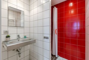 Ducha, secador de pelo y toallas