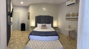 Quarto luxo, sacada, vista para a piscina | Individualmente decorados, individualmente mobiliados, escrivaninha