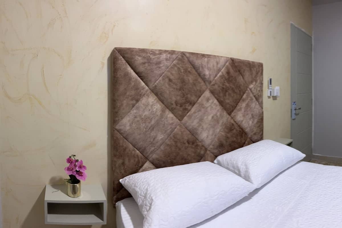 Chambre Double Standard | 1 chambre, décoration personnalisée, ameublement personnalisé, bureau