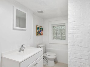 Douche, sèche-cheveux, serviettes fournies