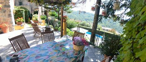 تناول الطعام بالخارج