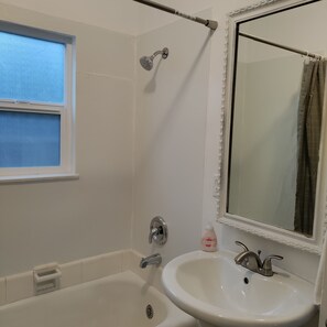 Comfort appartement, 2 slaapkamers, niet-roken, keuken | Badkamer | Een regendouche, een haardroger, handdoeken, zeep