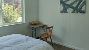 A bedroom with a bed, a desk, a chair, and a painting on the wall. - Charming Palo Alto Home Next to Stanford (Palo Alto)