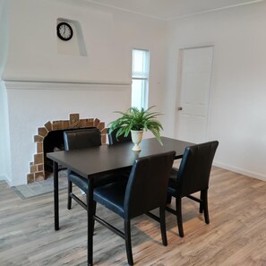 In-room dining - Charming Palo Alto Home Next to Stanford (Palo Alto)