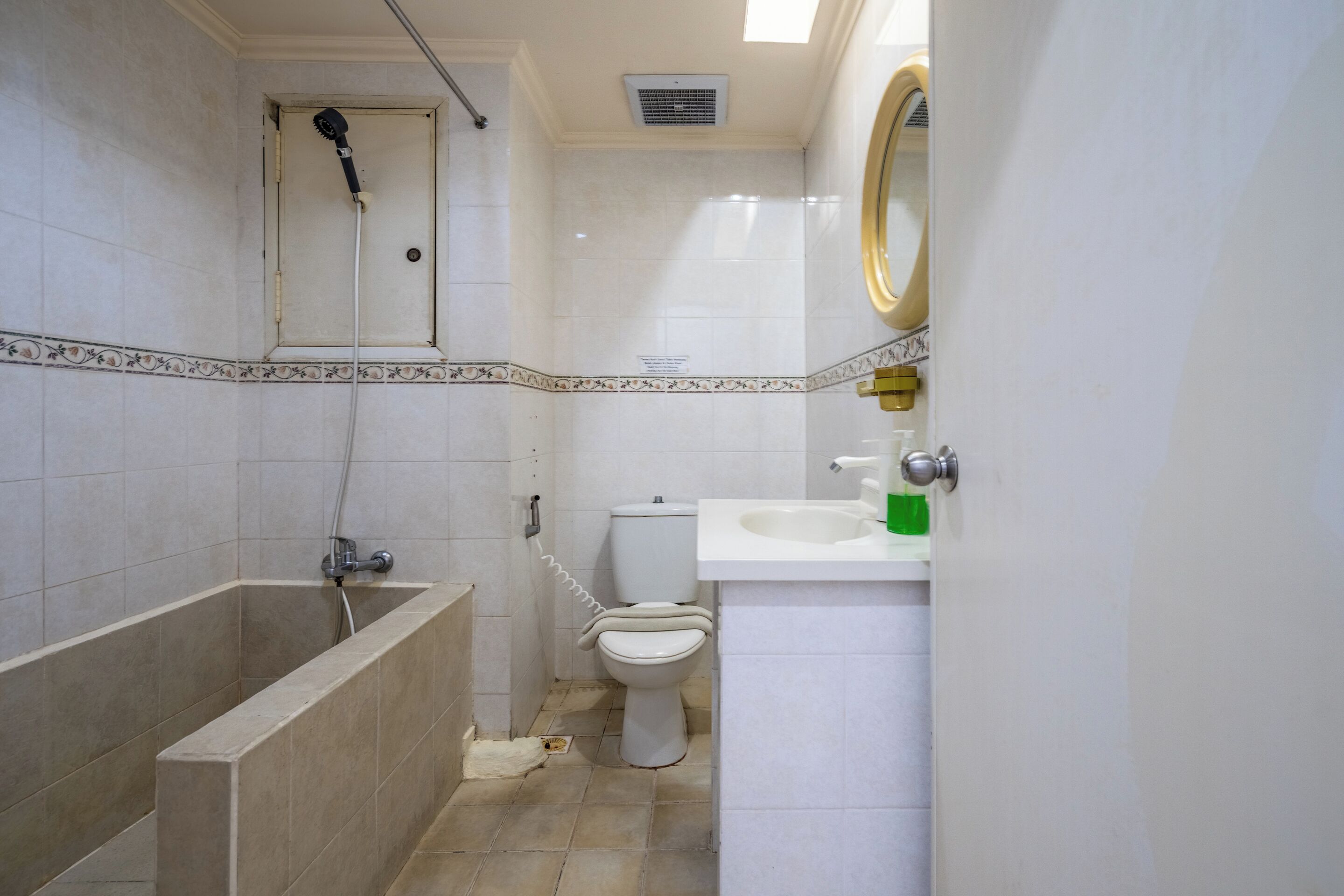 Un baño con bañera, inodoro y lavamanos.