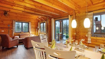 Een televisie en een open haard