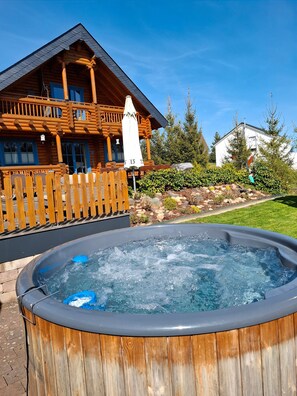 Outdoor spa tub - Holiday Home 'Mühlenblick' with Private Terrace, Private Garden and Wi-Fi (Medebach)