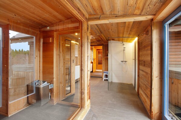 Dusche, kostenlose Toilettenartikel, Haartrockner, Handtücher