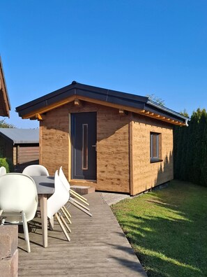 Outdoor dining - Holiday Home 'Zum Radekopf' with Hot Tub, Private Terrace and Garden (Medebach)